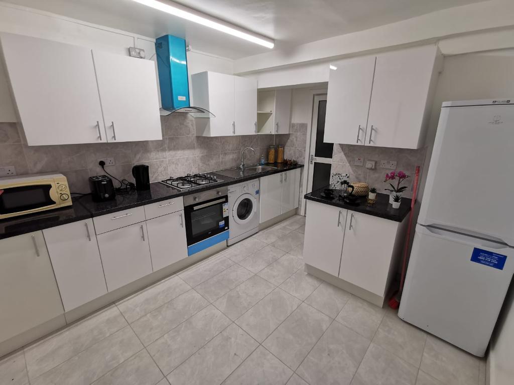 1 Bedroom House Share to Rent in London, E1 4AU