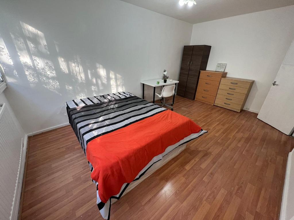 3 Bedroom Flat to Rent in London, E1 5BG