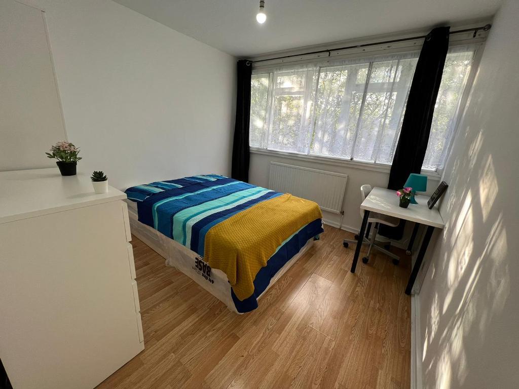 3 Bedroom Flat to Rent in London, E1 5BG