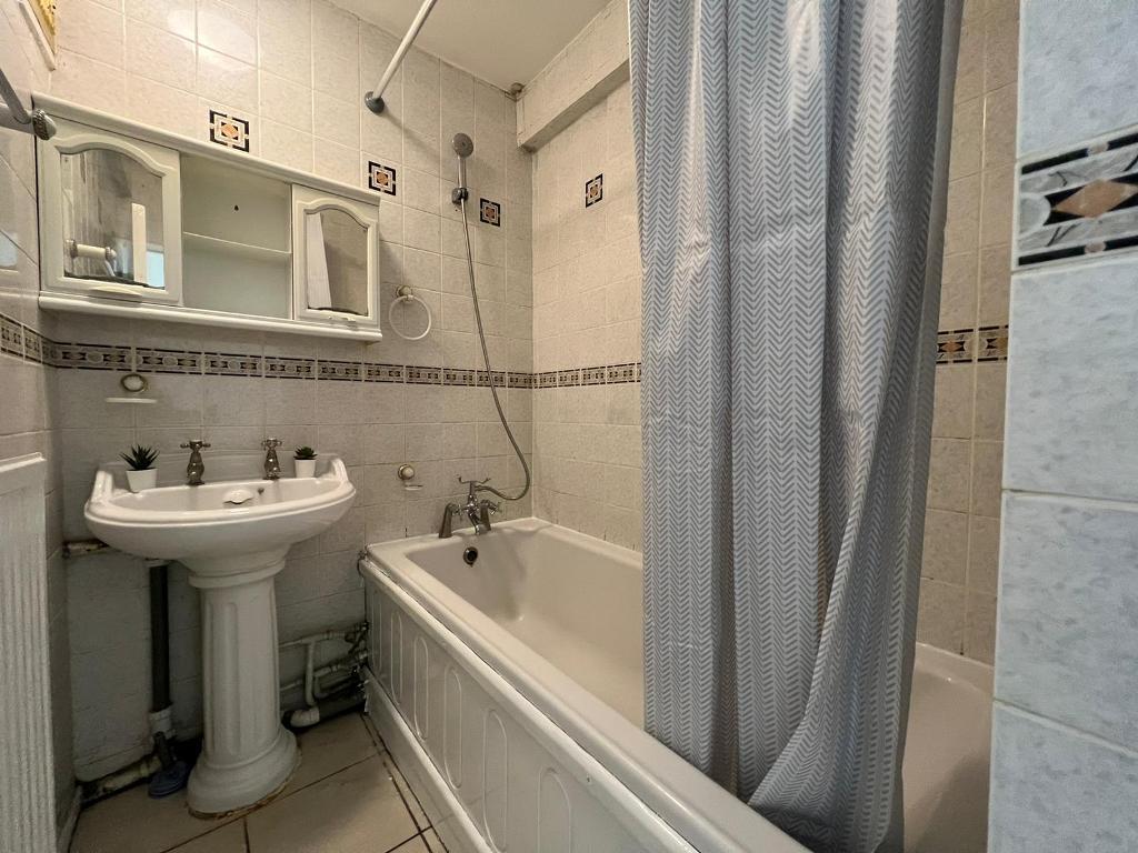 3 Bedroom Flat to Rent in London, E1 5BG