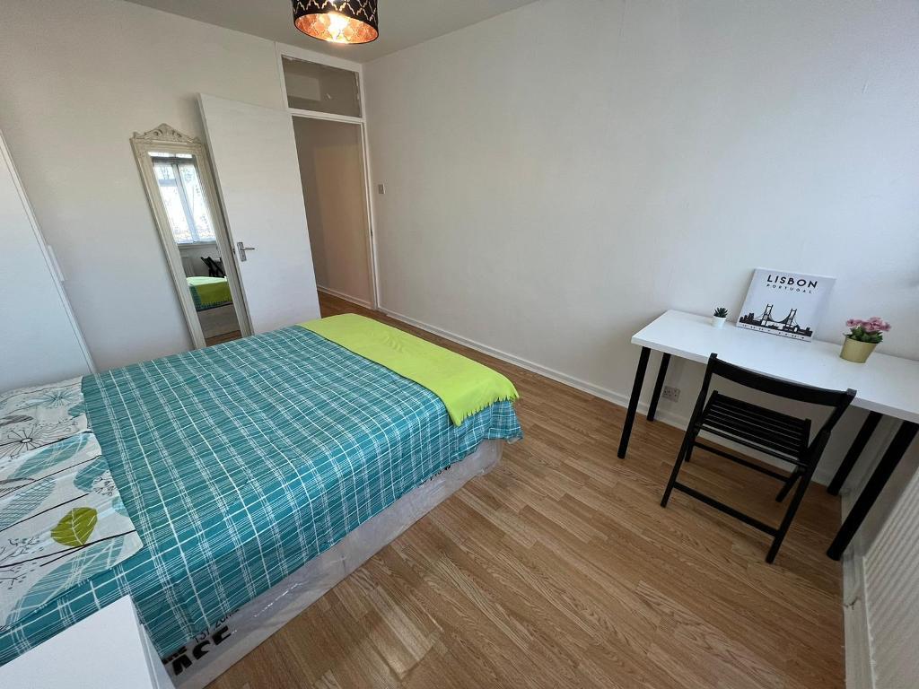 3 Bedroom Flat to Rent in London, E1 5BG