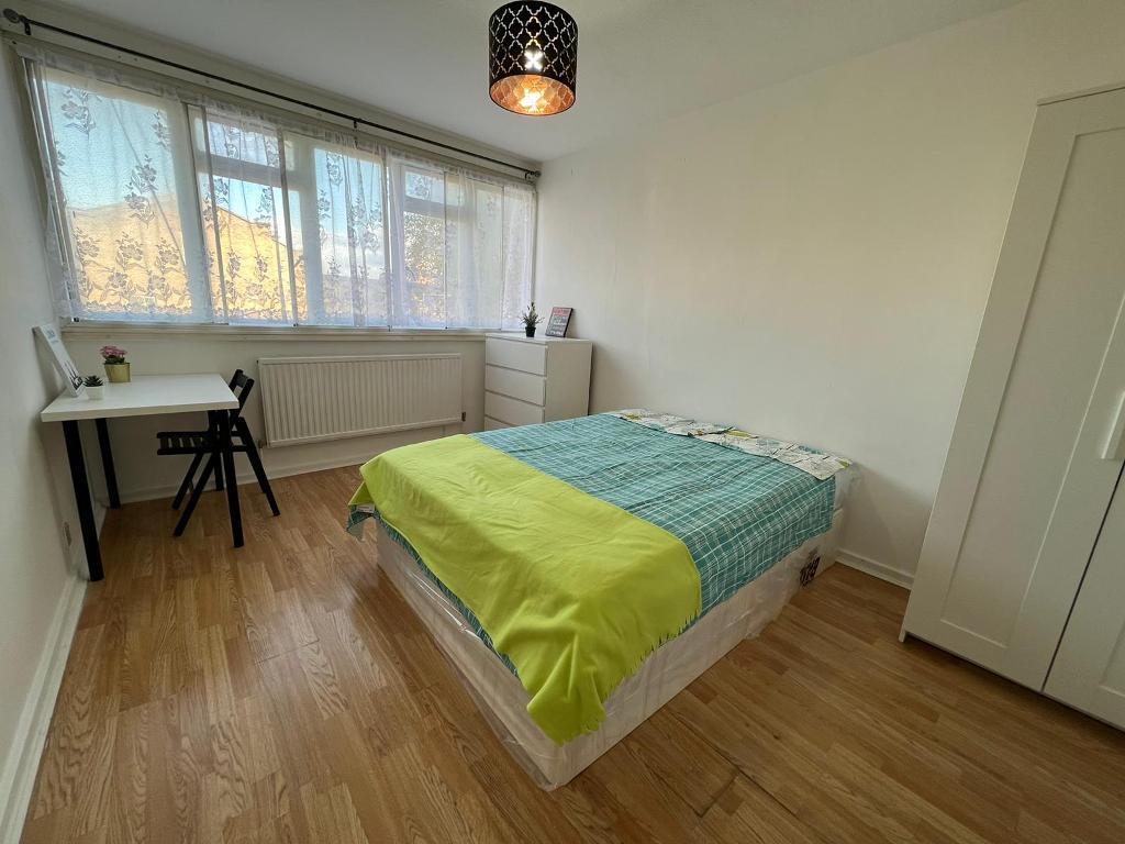 3 Bedroom Flat to Rent in London, E1 5BG