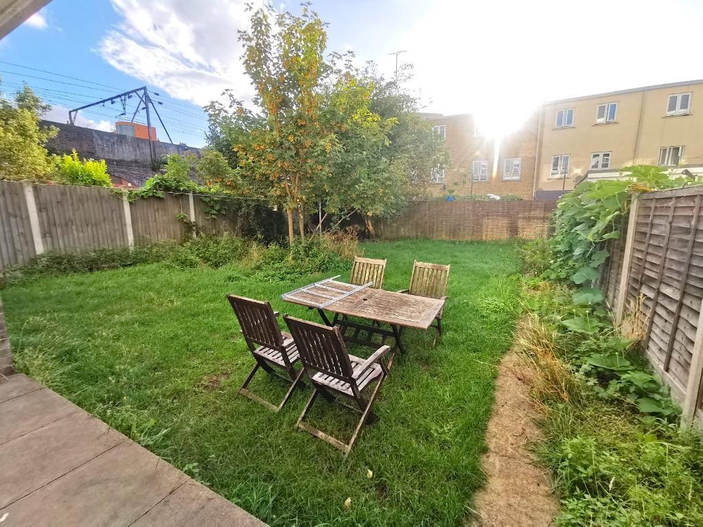 4 Bedroom Maisonette to Rent in London, E1 2NN