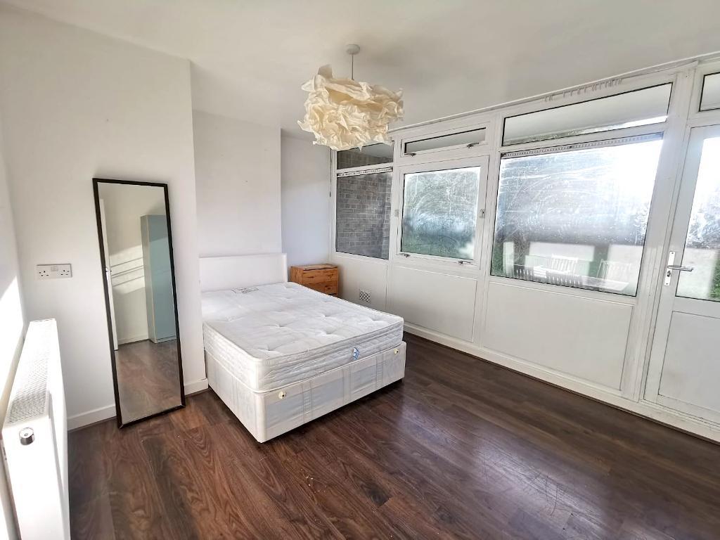 4 Bedroom Maisonette to Rent in London, E1 2NN