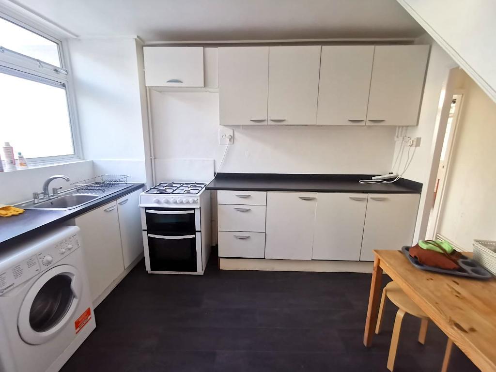 4 Bedroom Maisonette to Rent in London, E1 2NN