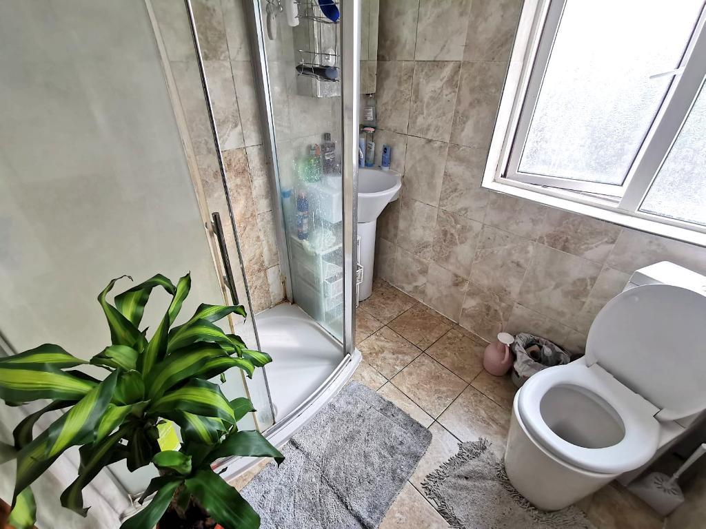 1 Bedroom House Share to Rent in London, E15 1AU
