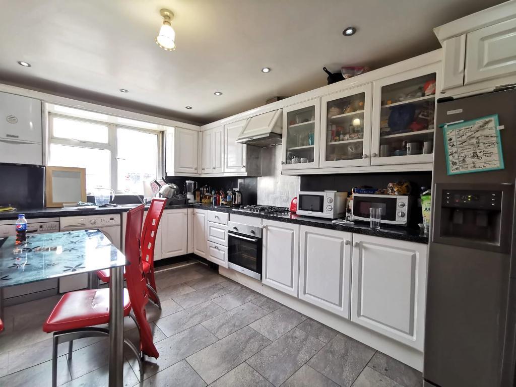 1 Bedroom House Share to Rent in London, E15 1AU