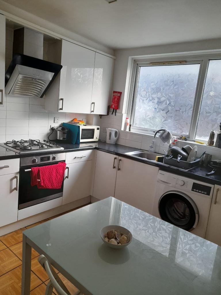 1 Bedroom Flat Share to Rent in London, E2 0HT