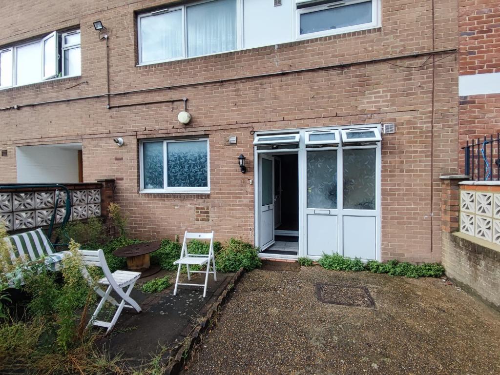 1 Bedroom Flat Share to Rent in London, E2 0HT