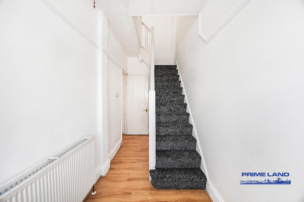 3 Bedroom End Terraced for Sale in London, E6 3SJ
