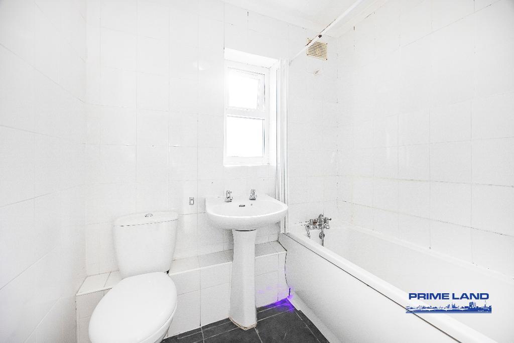 3 Bedroom End Terraced for Sale in London, E6 3SJ