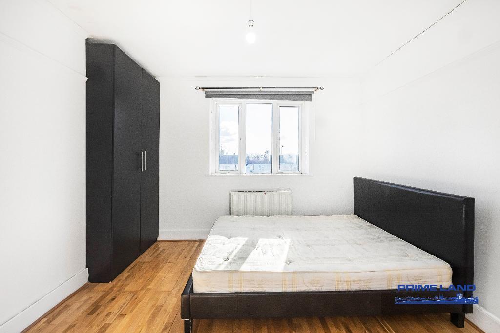 3 Bedroom End Terraced for Sale in London, E6 3SJ