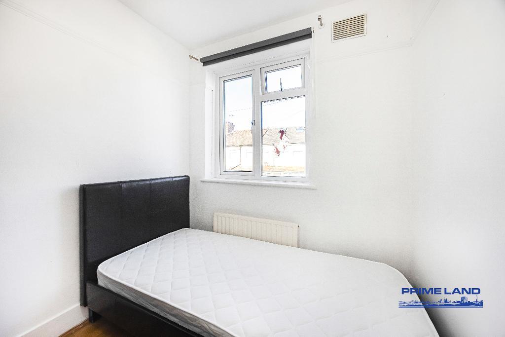 3 Bedroom End Terraced for Sale in London, E6 3SJ