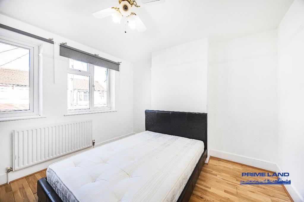 3 Bedroom End Terraced for Sale in London, E6 3SJ