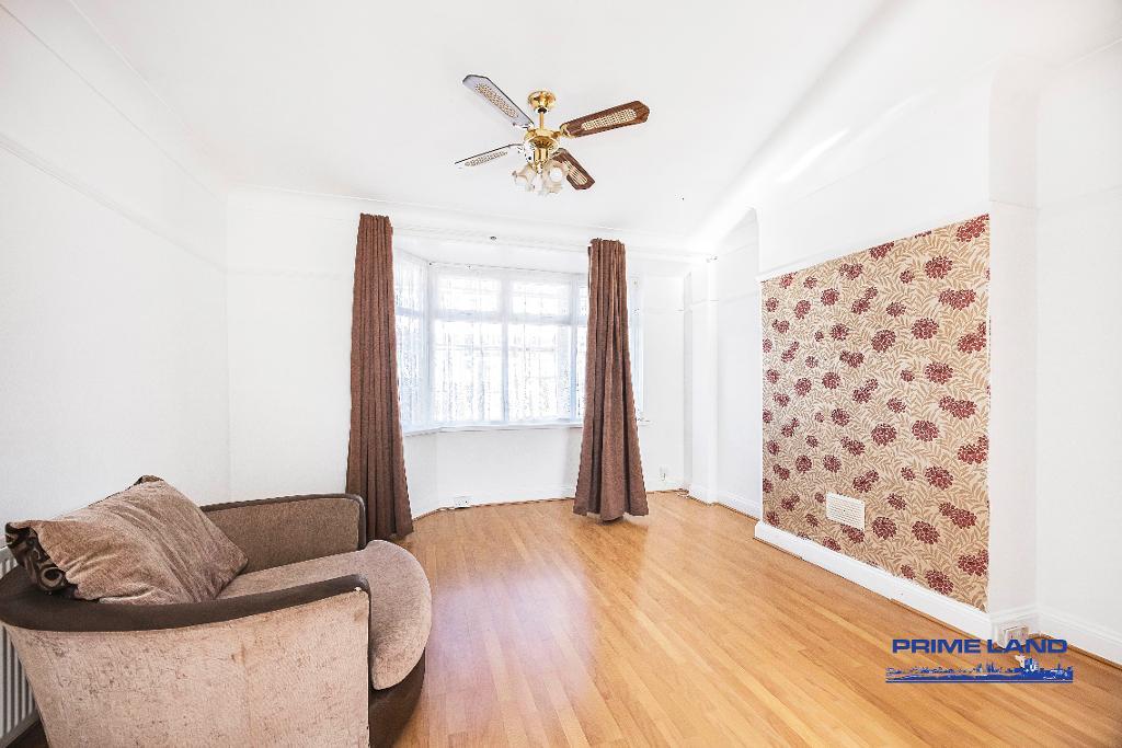 3 Bedroom End Terraced for Sale in London, E6 3SJ