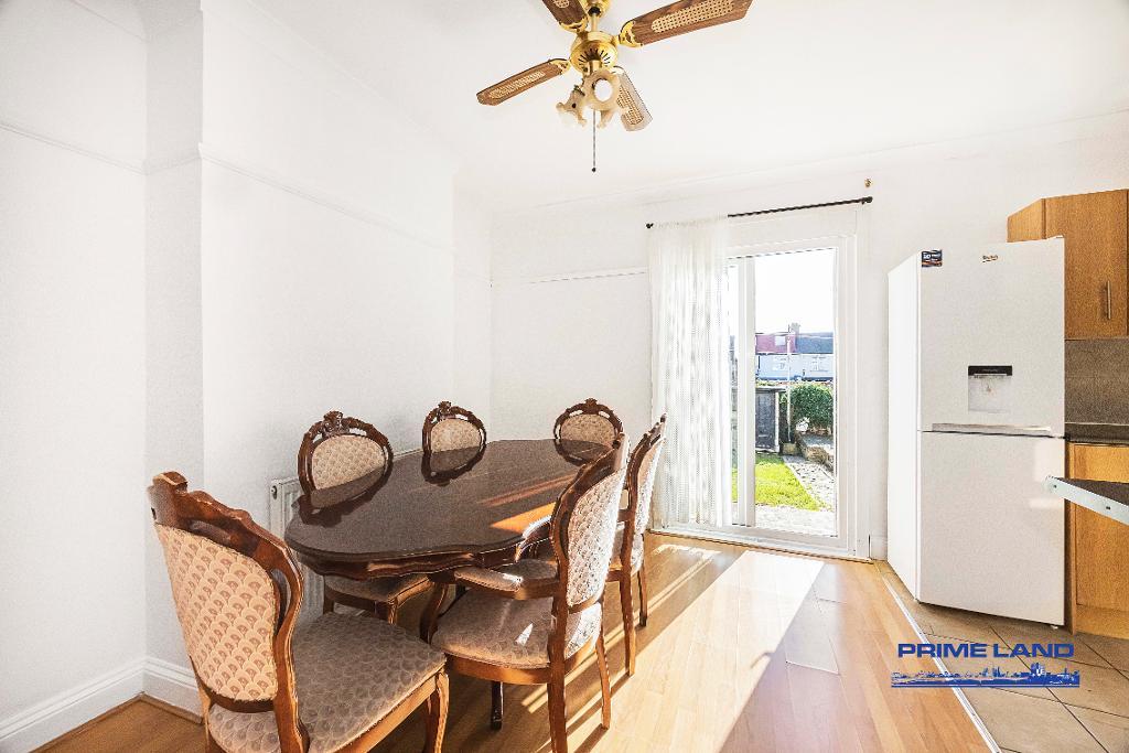 3 Bedroom End Terraced for Sale in London, E6 3SJ