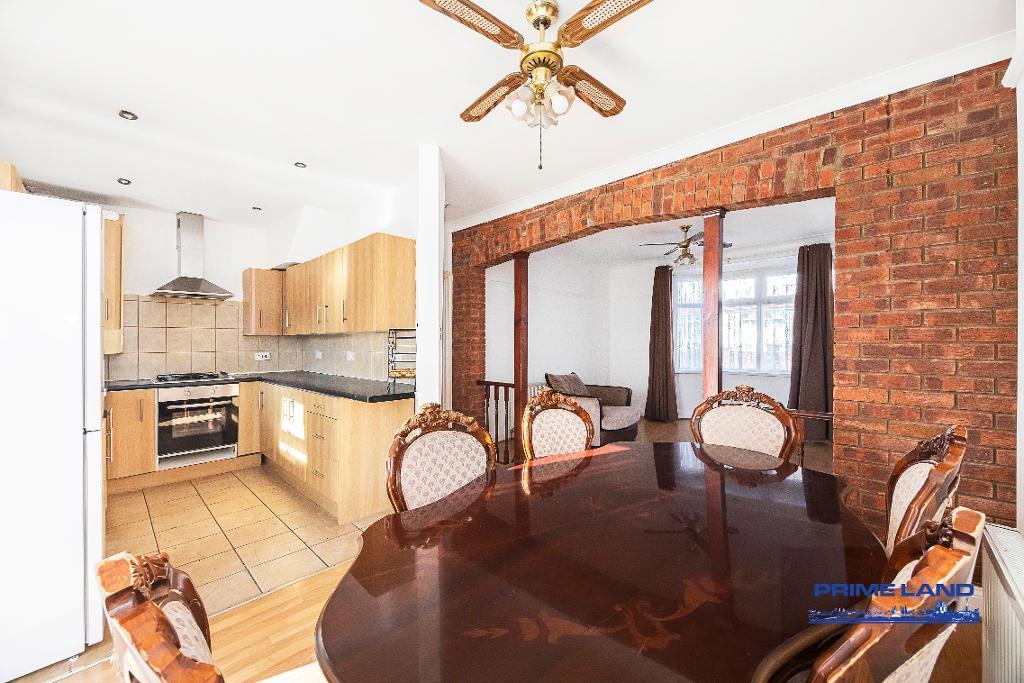 3 Bedroom End Terraced for Sale in London, E6 3SJ