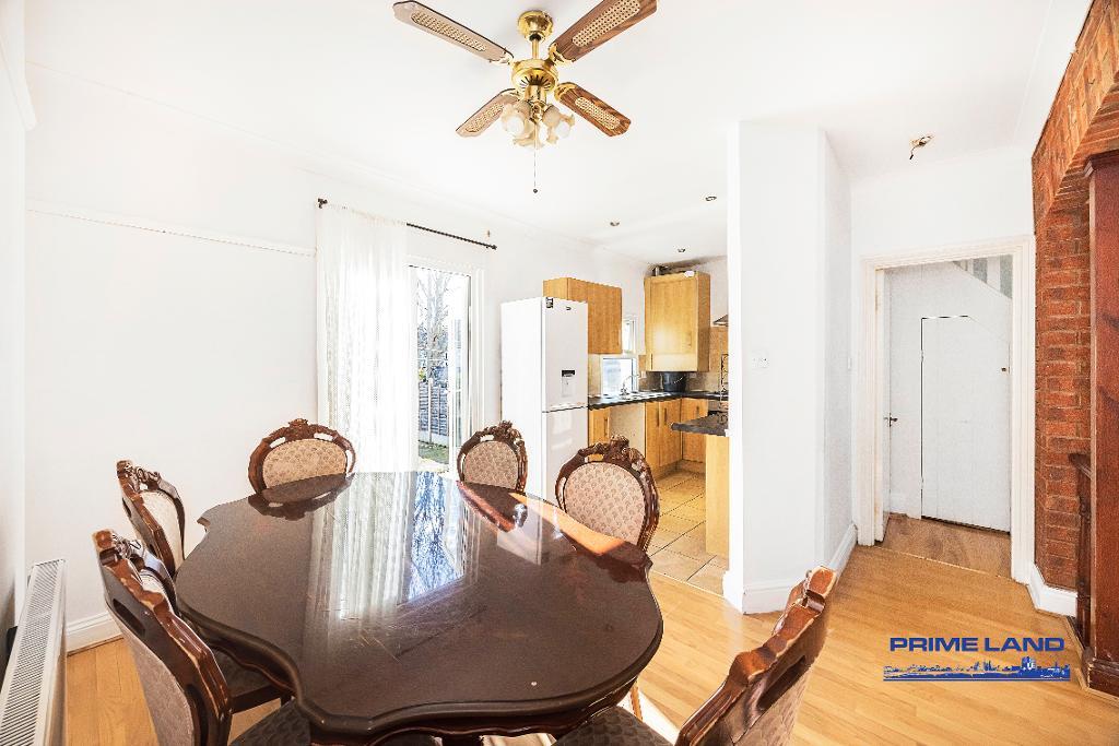 3 Bedroom End Terraced for Sale in London, E6 3SJ