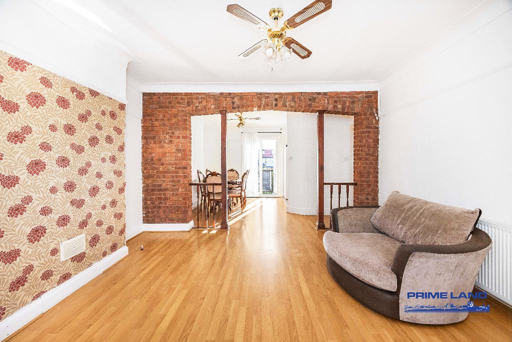 3 Bedroom End Terraced for Sale in London, E6 3SJ