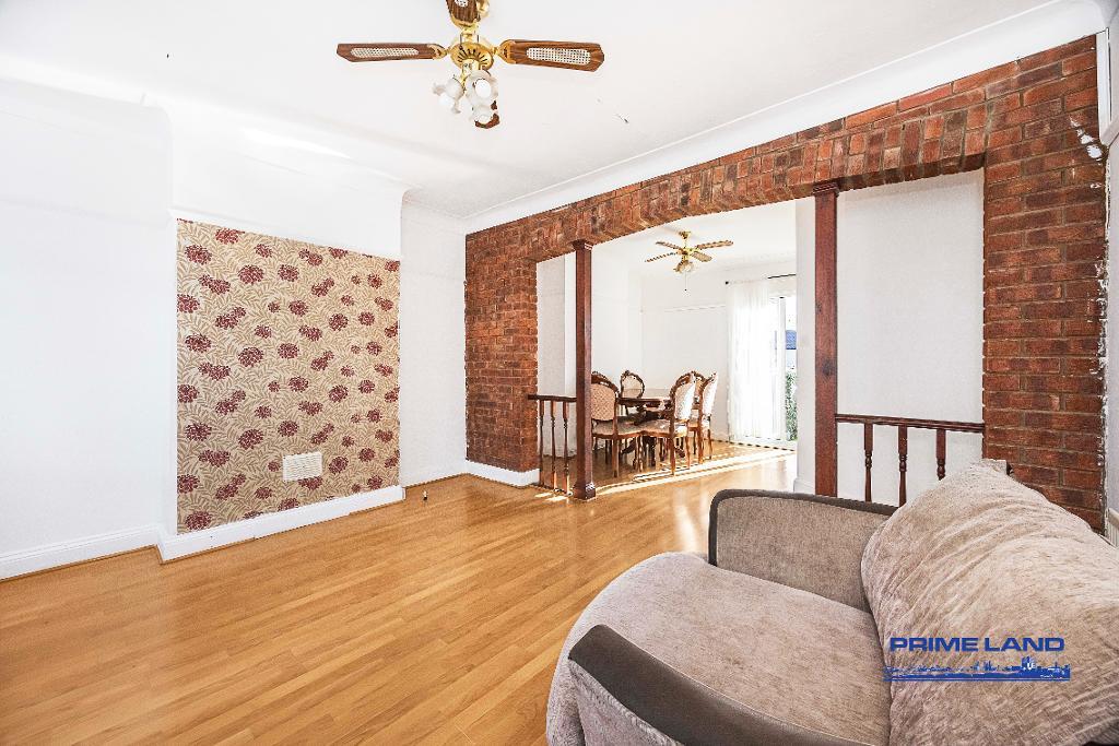 3 Bedroom End Terraced for Sale in London, E6 3SJ