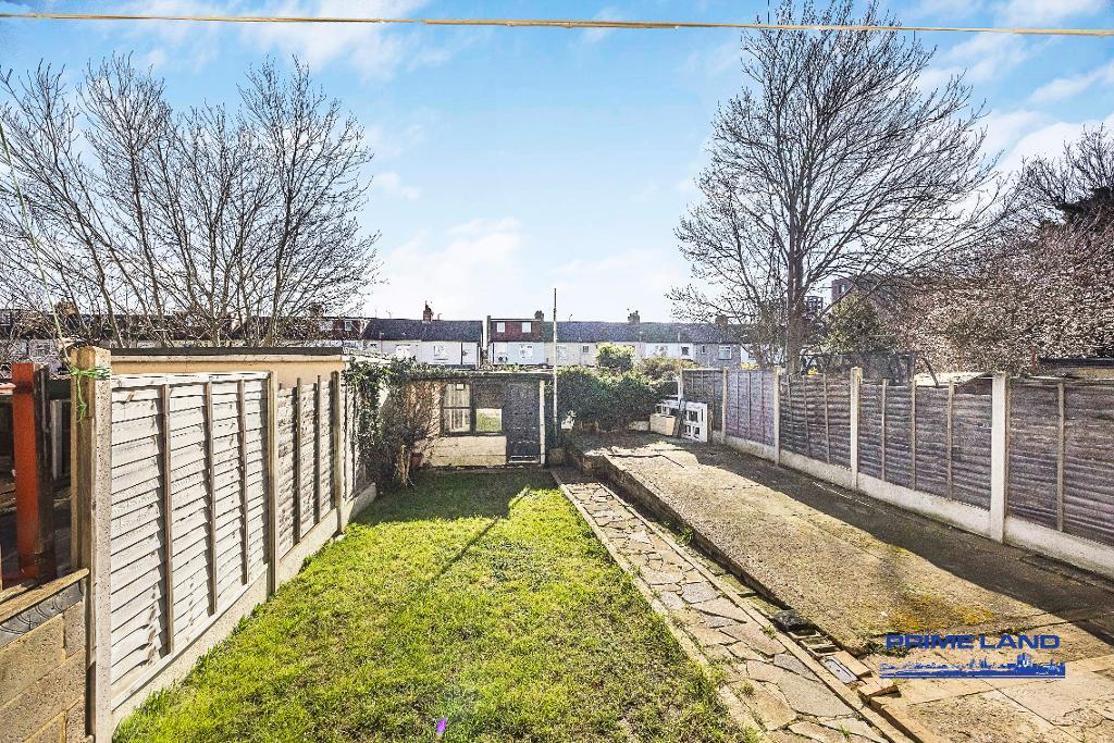 3 Bedroom End Terraced for Sale in London, E6 3SJ