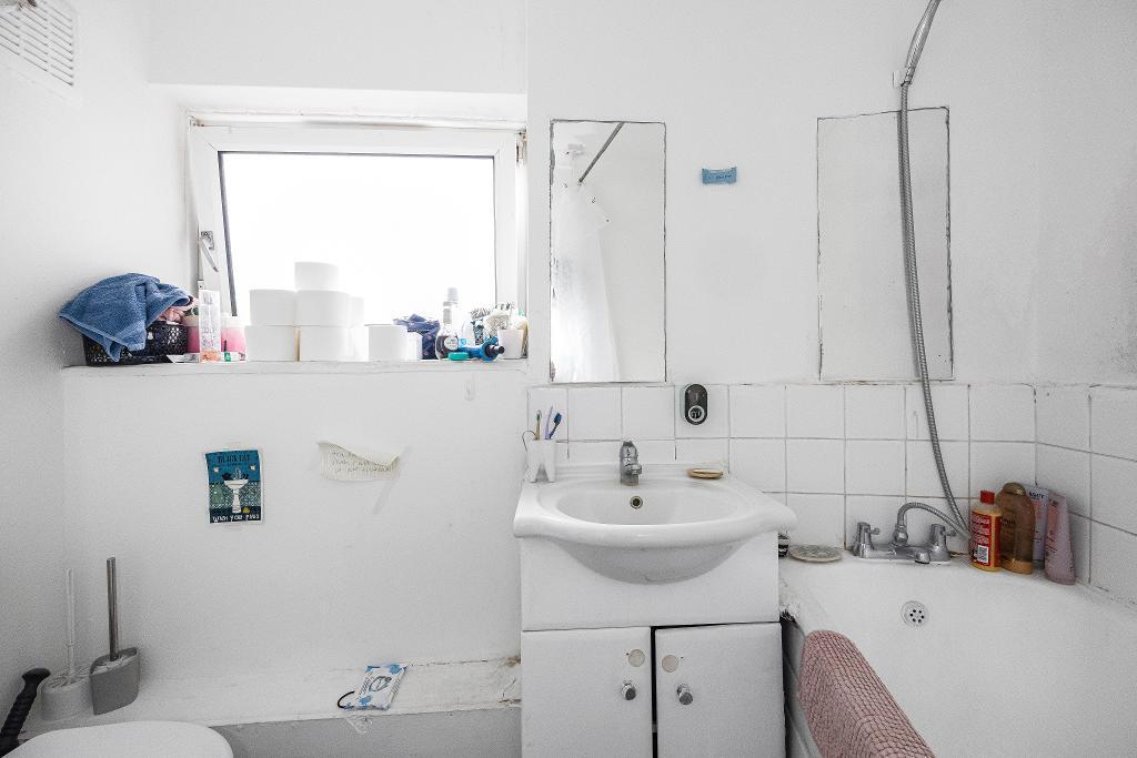1 Bedroom Flat for Sale in London, IG11 0LS