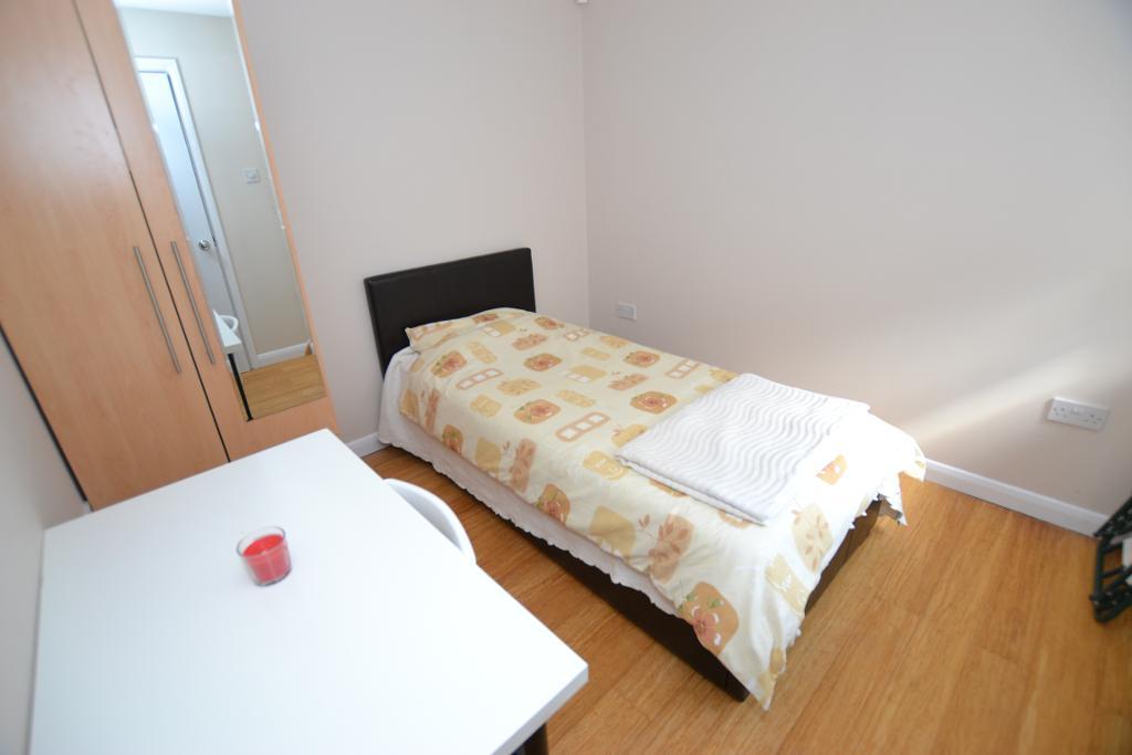 5 Bedroom End Terraced to Rent in London, E1 3HY