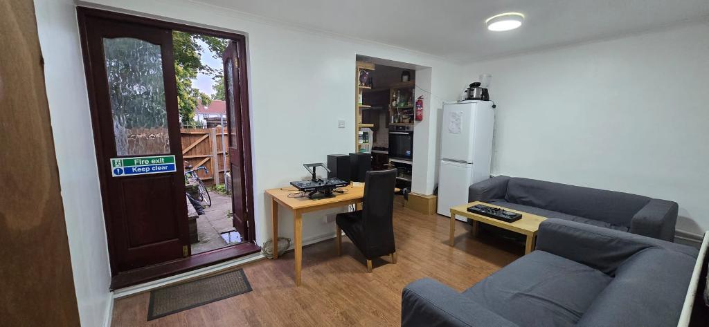 6 Bedroom Terraced to Rent in London, E14 7RS
