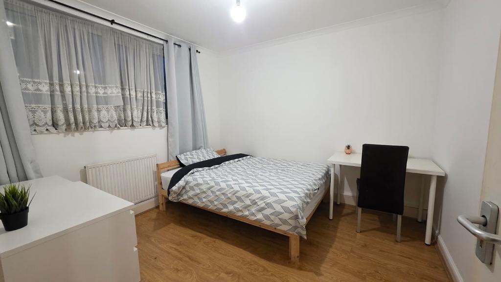 1 Bedroom Flat Share to Rent in London, E2 0HT
