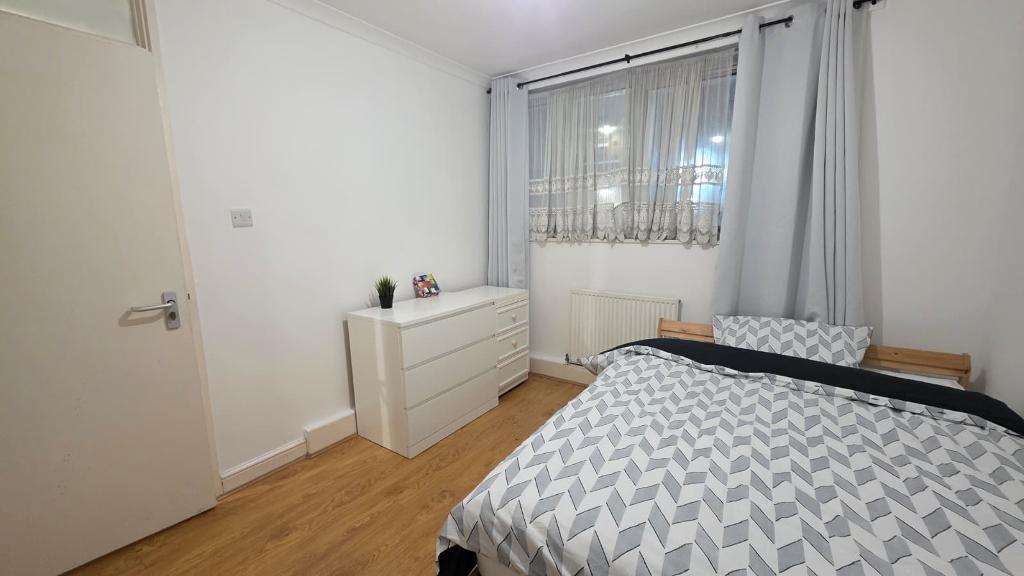 1 Bedroom Flat Share to Rent in London, E2 0HT