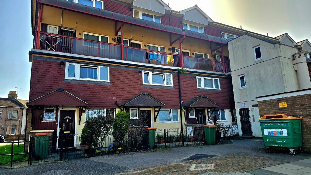 3 Bedroom Maisonette to Rent in London, E15 4HW