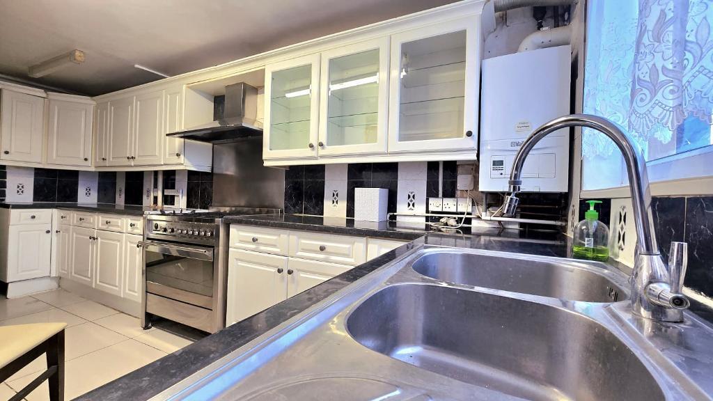 3 Bedroom Maisonette to Rent in London, E15 4HW