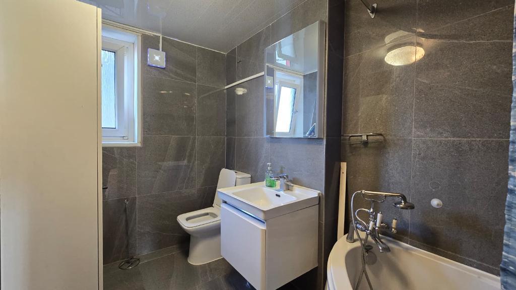 3 Bedroom Maisonette to Rent in London, E15 4HW