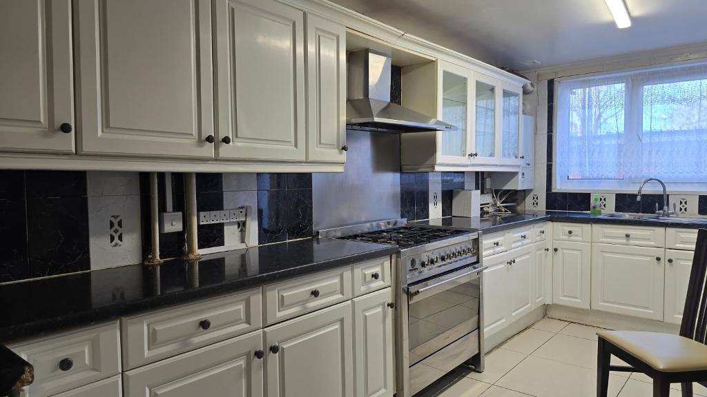 3 Bedroom Maisonette to Rent in London, E15 4HW