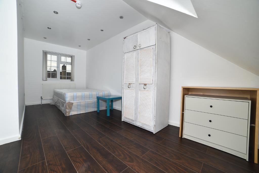 1 Bedroom House Share to Rent in London, E14 7SH